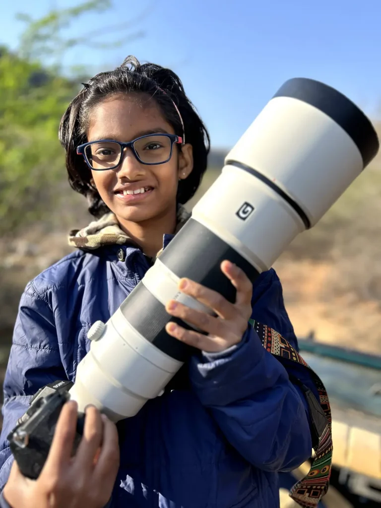 Шрейови — увлечённый фотограф, учится в 5 классе школы. (Courtesy of Shivang Mehta) Девятилетняя девочка за фотографию павлинов туманным зимним утром получила премию «Фотограф года дикой природы»