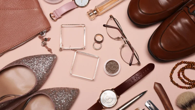 Дополнительные аксессуары могут сделать вас модной, но это требует много денег и времени. (New Africa/Shutterstock) | Epoch Times Россия