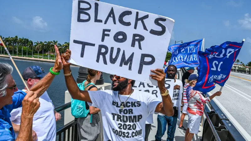 Сторонники бывшего президента Дональда Трампа проходят мимо его резиденции Мар-а-Лаго в Палм-Бич, штат Флорида, 9 августа 2022 года. (Giorgio Viera/AFP via Getty Images) | Epoch Times Россия