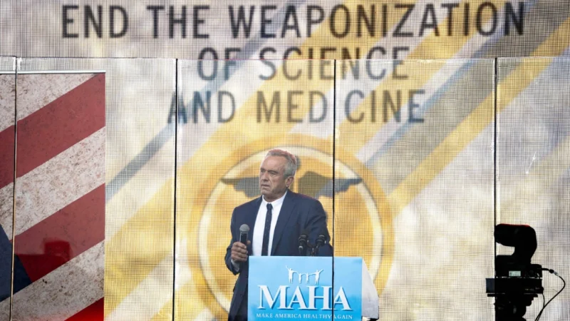 Роберт Ф. Кеннеди-младший выступает за пуленепробиваемым стеклом во время митинга «Спасём республику» в Вашингтоне 29 сентября 2024 года. (Madalina Vasiliu/The Epoch Times) | Epoch Times Россия