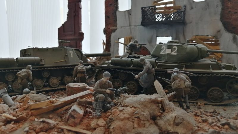 Детсадовцев-ростовчан приняли в «Юнармию» и подарили им макет с руинами Бахмута