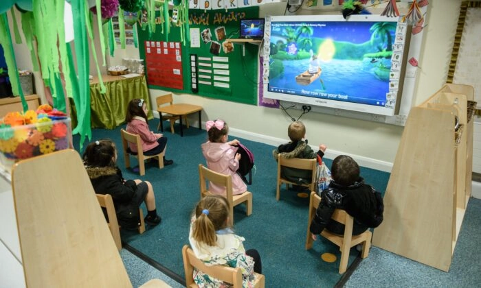 Воспитанники начальной школы Willowpark в Олдхэме, северо-западная Англия, 18 июня 2020 года. (Oli Scarff/AFP via Getty Images) | Epoch Times Россия