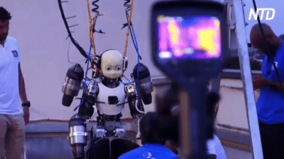 Как робота научили летать с реактивным ранцем