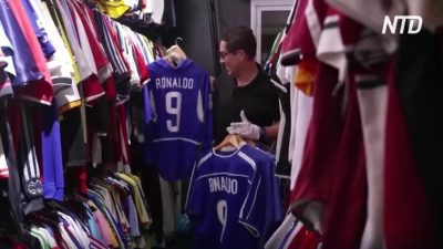 Бразилец собрал самую крупную коллекцию футбольных маек в мире