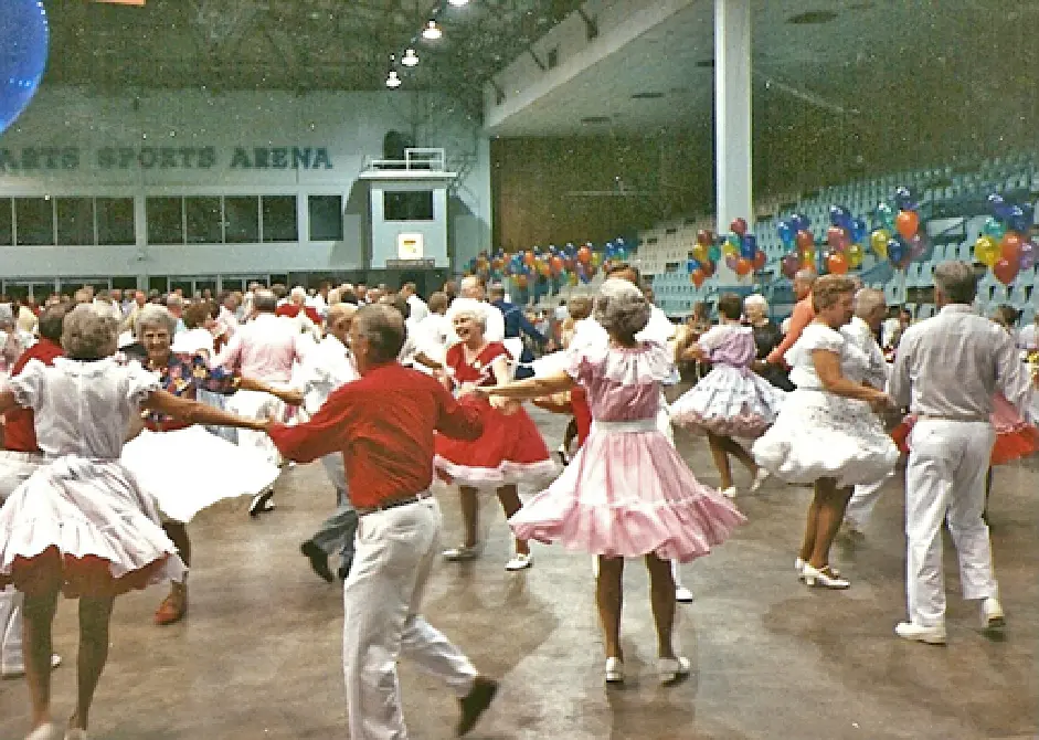 Супругам далеко за 80, но они танцуют сквер-данс, и поэтому не стареют
