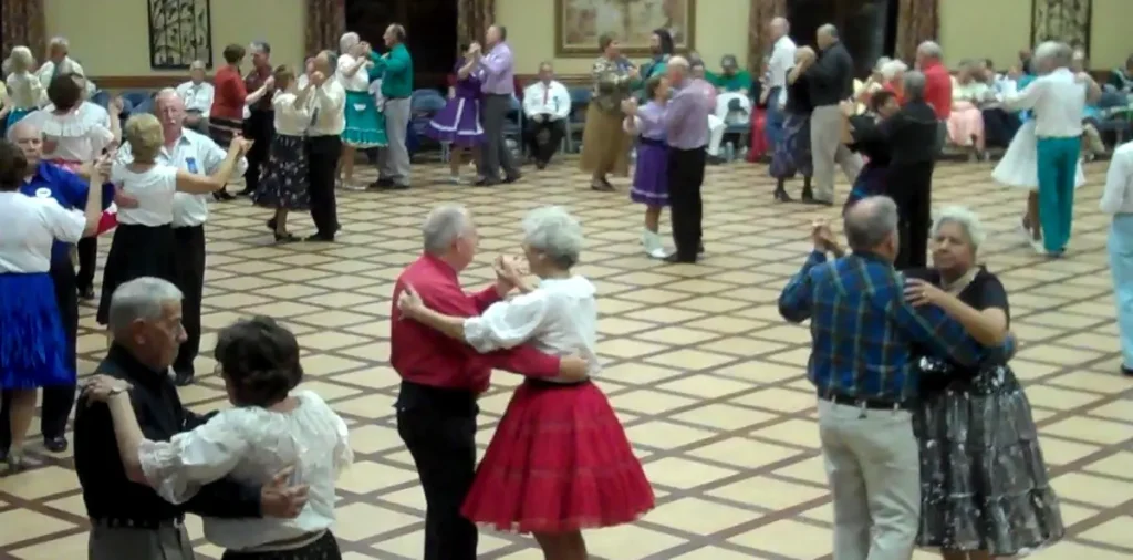 Супругам далеко за 80, но они танцуют сквер-данс, и поэтому не стареют