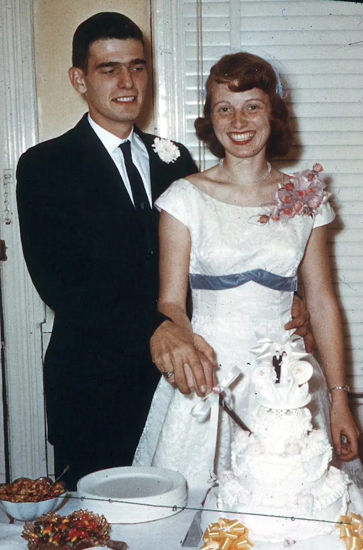 Супругам далеко за 80, но они танцуют сквер-данс, и поэтому не стареют