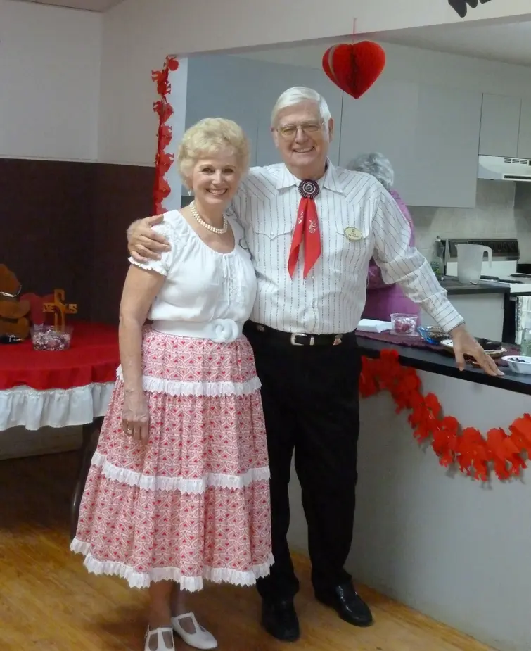 Супругам далеко за 80, но они танцуют сквер-данс, и поэтому не стареют