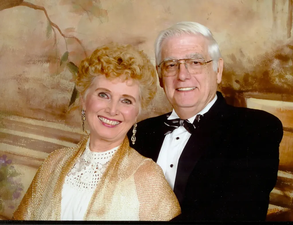 Супругам далеко за 80, но они танцуют сквер-данс, и поэтому не стареют