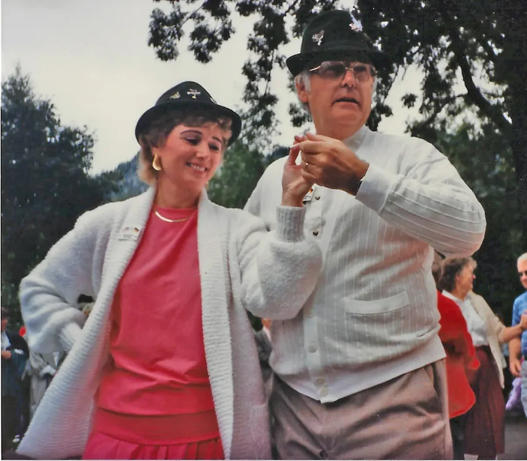 Супругам далеко за 80, но они танцуют сквер-данс, и поэтому не стареют