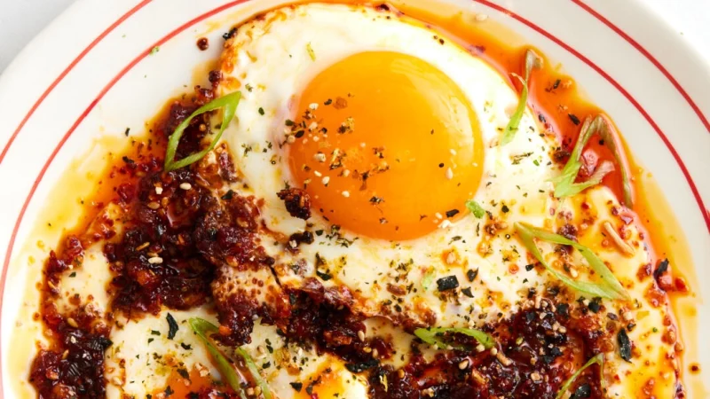 Существует бесконечное множество ингредиентов, которые можно использовать для жарки яиц, чтобы придать им различные вкусовые оттенки. (Lucy Schaeffer/TCA) | Epoch Times Россия