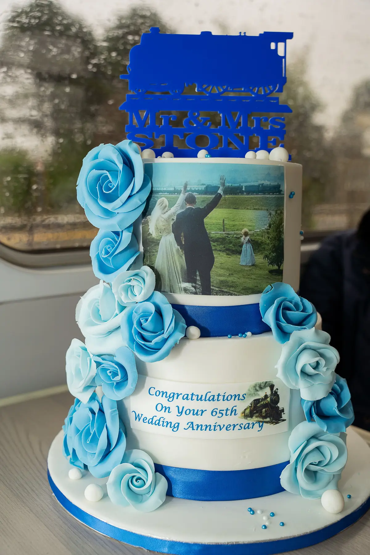 На 65-ю годовщину брака супруги воссоздали момент, отображённый на свадебной фотографии