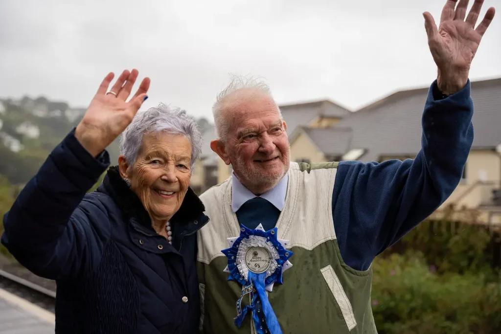 На 65-ю годовщину брака супруги воссоздали момент, отображённый на свадебной фотографии