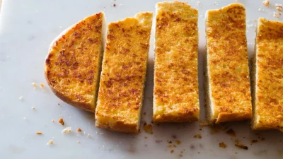 Как приготовить лучшую версию классического чесночного хлеба?