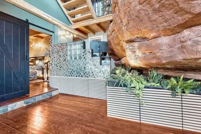 Продаётся дом, построенный вплотную с красной скалой возрастом 200 млн лет