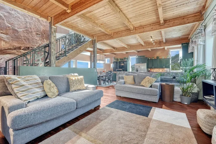 Продаётся дом, построенный вплотную с красной скалой возрастом 200 млн лет