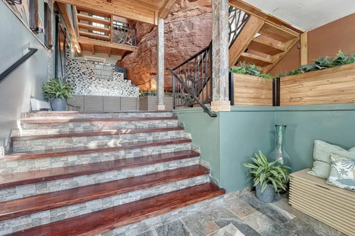 Продаётся дом, построенный вплотную с красной скалой возрастом 200 млн лет