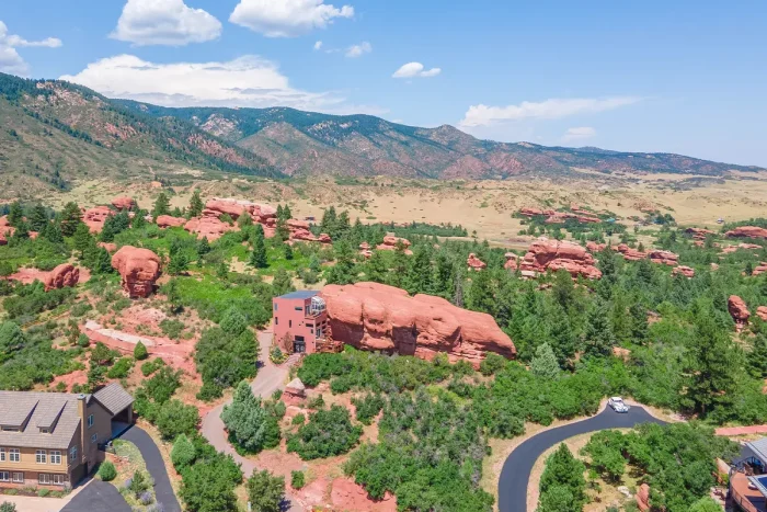 Продаётся дом, построенный вплотную с красной скалой возрастом 200 млн лет