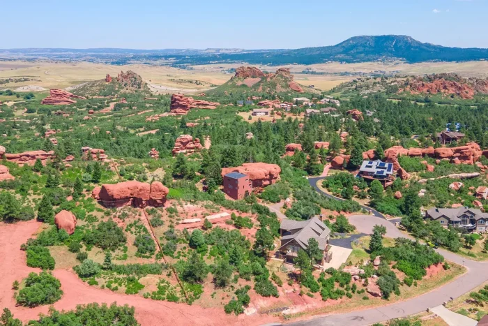 Продаётся дом, построенный вплотную с красной скалой возрастом 200 млн лет