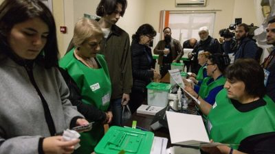 В Грузии проходят парламентские выборы, определяющие её судьбу