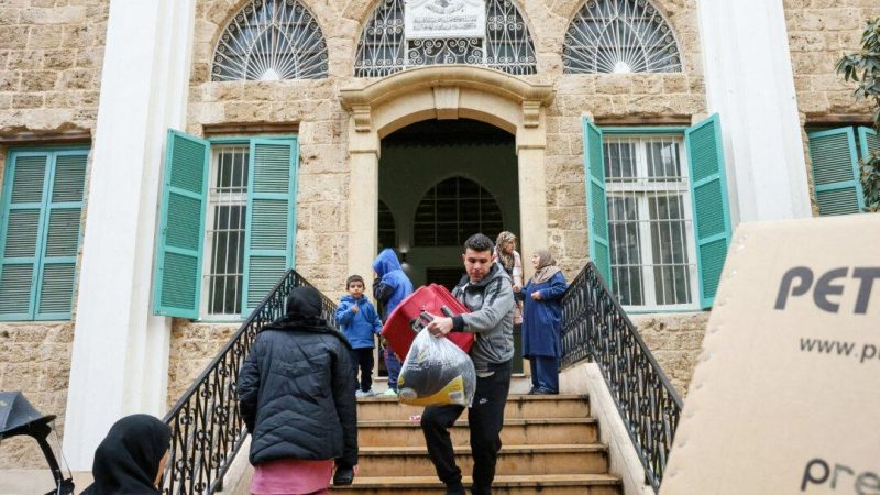 Переселенцы несут свои вещи, покидая школу, превращённую в убежище, в Бейруте, Ливан, 27 ноября 2024 года, когда люди возвращаются в свои дома после вступления в силу соглашения о прекращении огня между Израилем и «Хезболлой». (IBRAHIM AMRO/AFP via Getty Images) | Epoch Times Россия