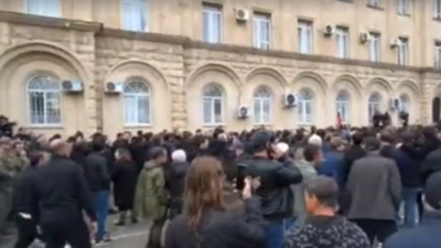 В Абхазии протестующие требуют отставки президента и штурмуют здание парламента