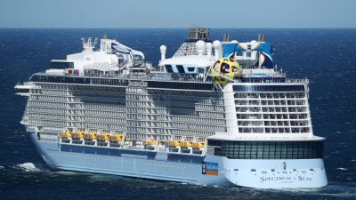 Около 600 россиян застряли в японском порту после поломки судна