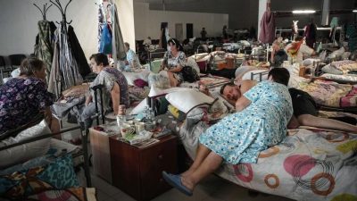 Фото: Беженцы из приграничных районов Курской области в центре временного пребывания. (TATYANA MAKEYEVA/AFP via Getty Images) 
