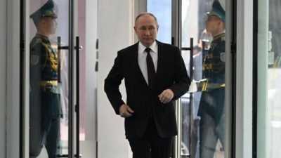 Во время визита Путина в Астану на уличном экране появился украинский флаг