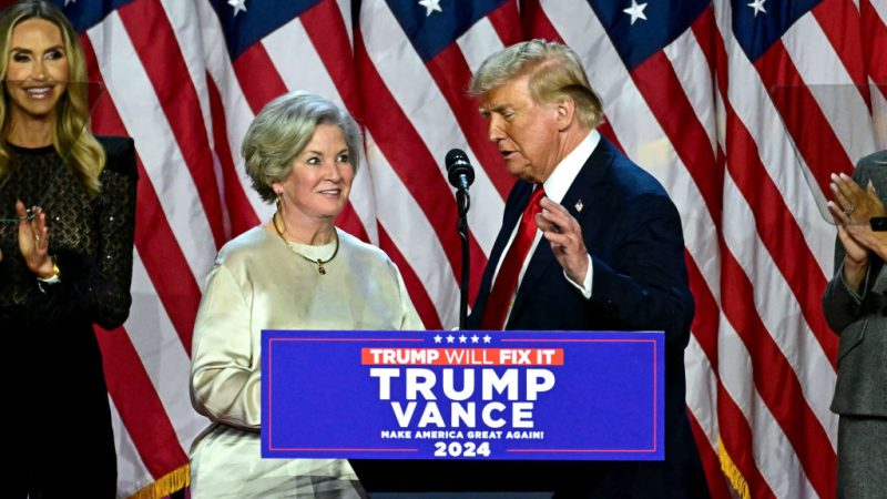 Фото: Президент США Дональд Трамп и руководитель его предвыборного штаба Сьюзан Уайлс во время выступления в Уэст-Палм-Бич, штат Флорида, 6 ноября 2024 года. (JIM WATSON/AFP via Getty Images) 
 | Epoch Times Россия