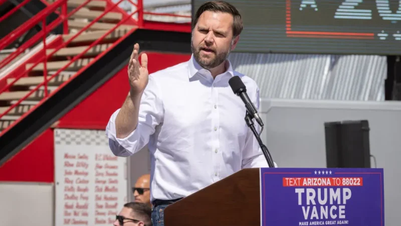 Сенатор Джей Ди Вэнс (республиканец от штата Огайо) выступает в Тусоне, штат Аризона, 9 октября 2024 года. (John Fredricks/The Epoch Times) | Epoch Times Россия