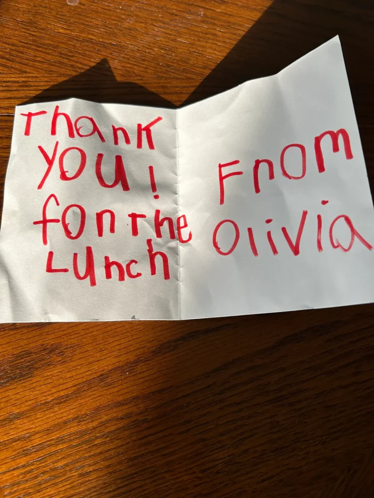 Многодетная мать переживала из-за работы в школьном буфете, но простая записка изменила всё