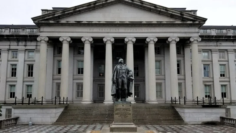 Северный вход в здание Казначейства США в Вашингтоне в стиле греческого возрождения. (Sealy j/CC BY-SA 4.0)
 | Epoch Times Россия