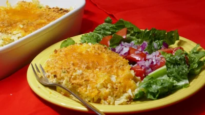 Запечённая цветная капуста с сыром и салатом из помидоров и лука