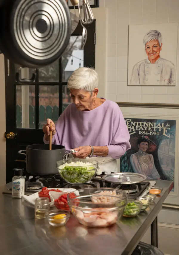 Бьенвеню готовит буйабес. (Randy Krause Schmidt for Susan Schadt Press) Два вида рагу из морепродуктов от легендарного шеф-повара креольской кухни