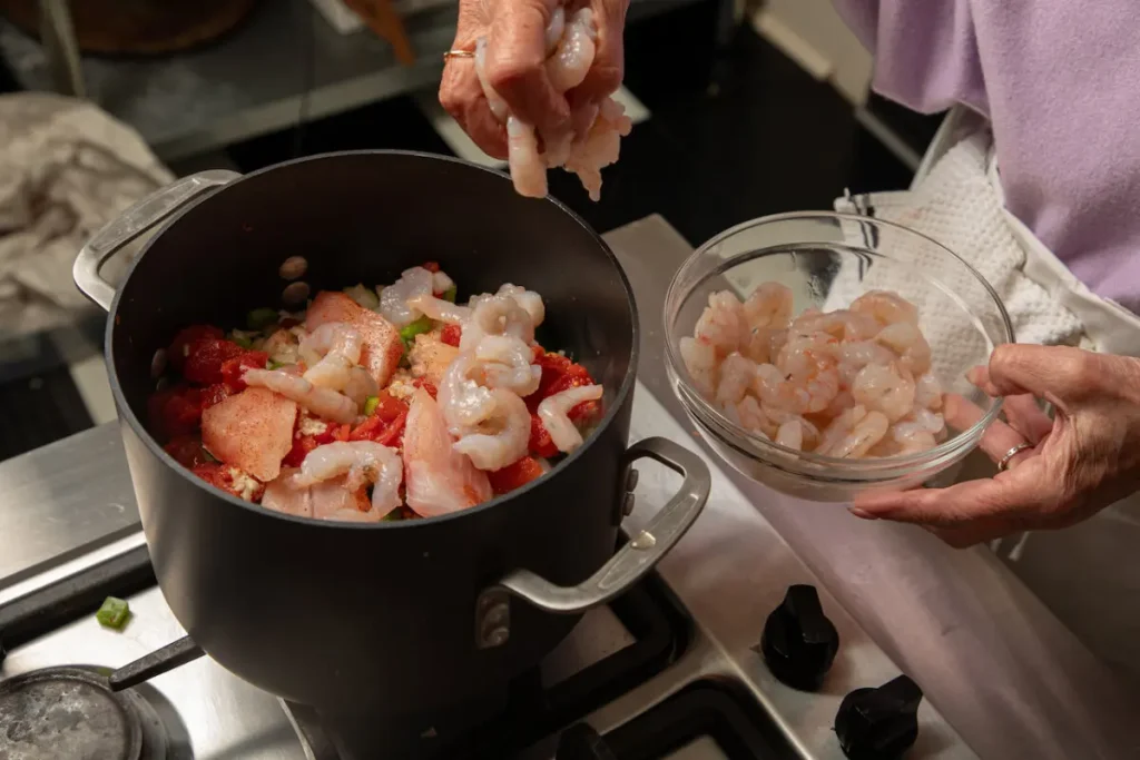 Морепродукты укладываются слоями, а затем варятся на медленном огне. (Randy Krause Schmidt for Susan Schadt Press) Два вида рагу из морепродуктов от легендарного шеф-повара креольской кухни