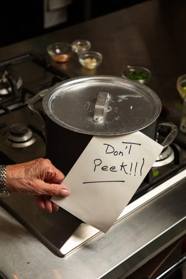 Не мешайте буйабесу, пока он готовится. (Randy Krause Schmidt for Susan Schadt Press) Два вида рагу из морепродуктов от легендарного шеф-повара креольской кухни