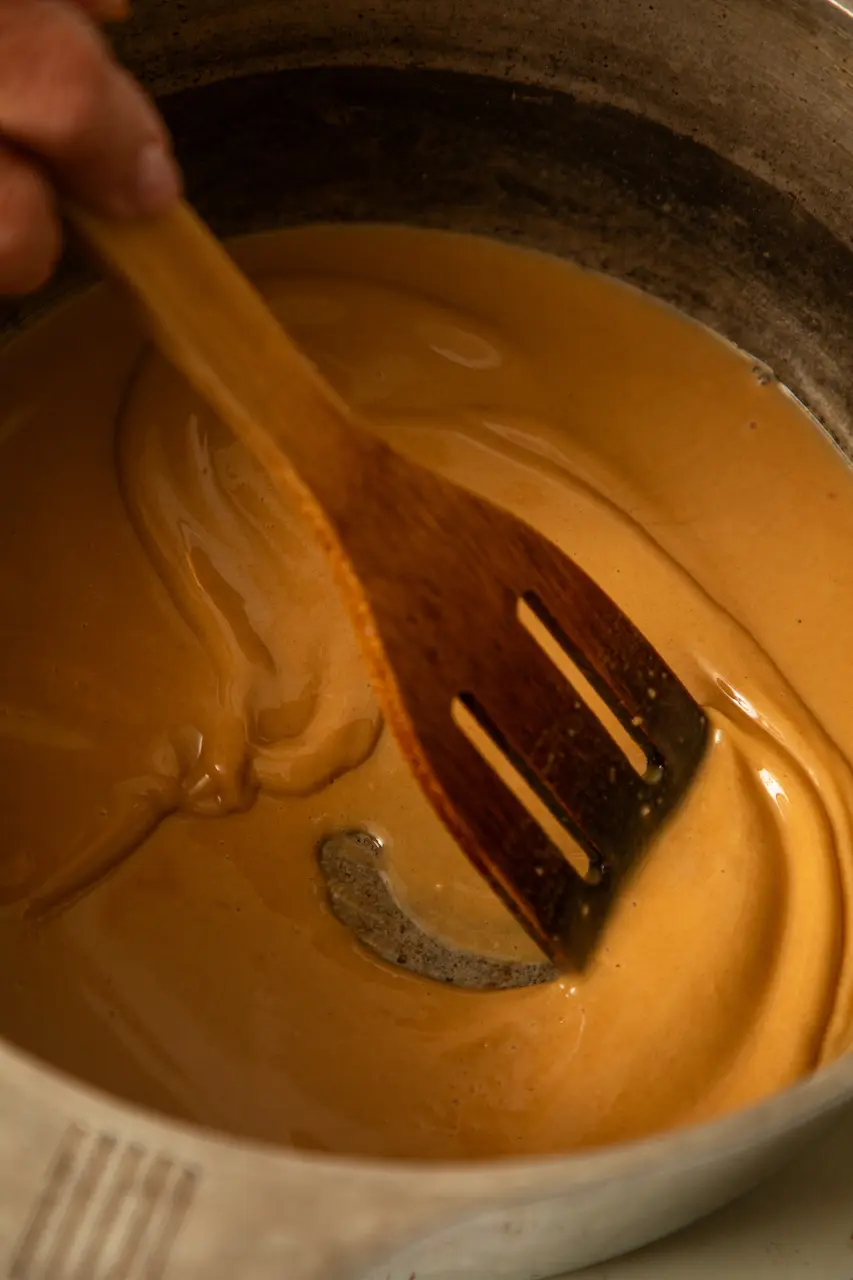 Корт-бульон начинается с ру цвета арахисового масла. (Randy Krause Schmidt for Susan Schadt Press) Два вида рагу из морепродуктов от легендарного шеф-повара креольской кухни