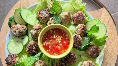 Фрикадельки с нуок чам, огурцом и мятой — вьетнамская интерпретация классического блюда