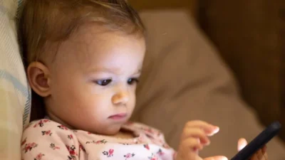 У детей до двух лет, допущенных к экранам гаджетов, через несколько лет диагностировали аутизм