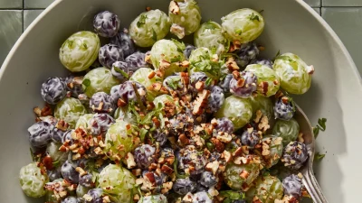 Сливочный виноградный салат исчезнет в считанные секунды