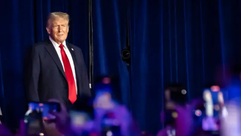 Избранный президент Дональд Трамп выступает перед сторонниками после победы на президентских выборах в Уэст-Палм-Бич, штат Флорида, 6 ноября 2024 года. (John Fredricks/The Epoch Times) | Epoch Times Россия