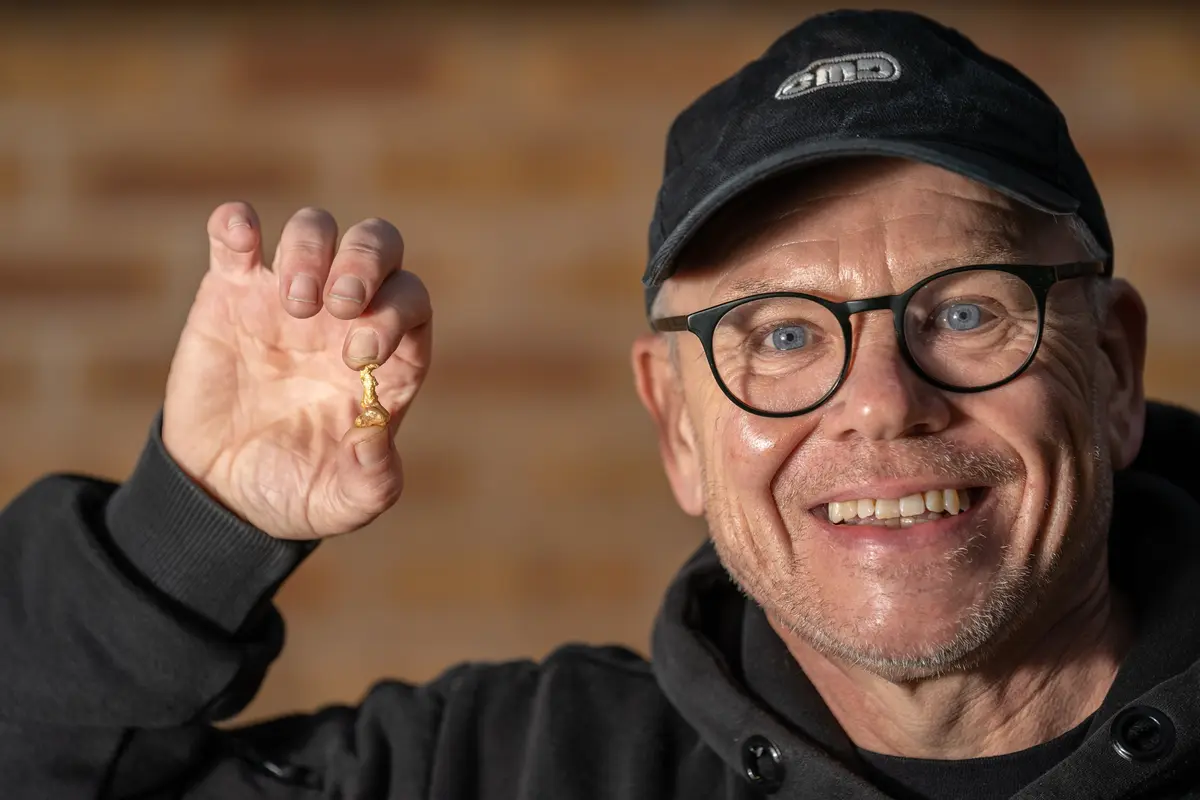 Британский охотник за сокровищами обнаружил золотой самородок, напоминающий очертания Великобритании