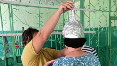 Российские учителя учат детей мастерить шапочки из фольги для «защиты от НАТО»