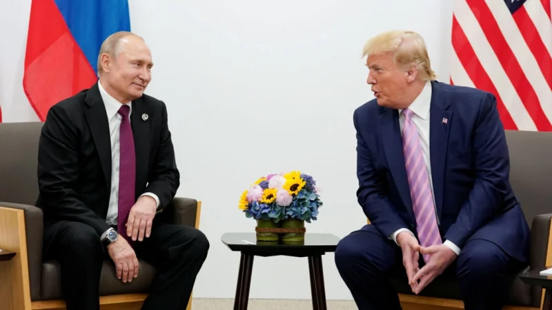 Президент России Владимир Путин и президент США Дональд Трамп беседуют во время двусторонней встречи на саммите лидеров G20 в Осаке, Япония, 28 июня 2019 года. (Kevin Lamarque/Reuters) | Epoch Times Россия