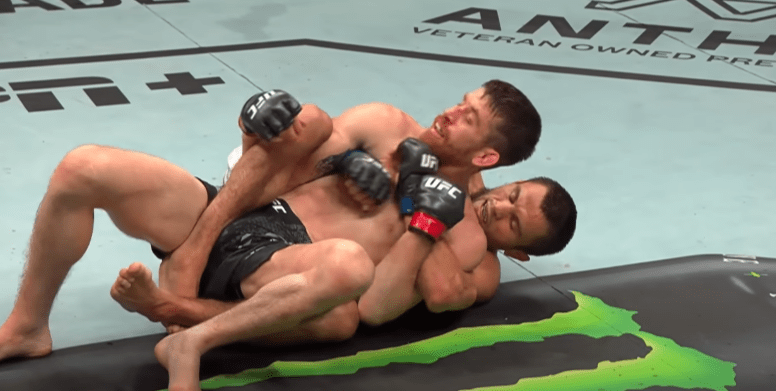 Умар Нурмагомедов и Кори Сэндхаген. (Скриншот/UFC Eurasia/youtube.com)
 | Epoch Times Россия