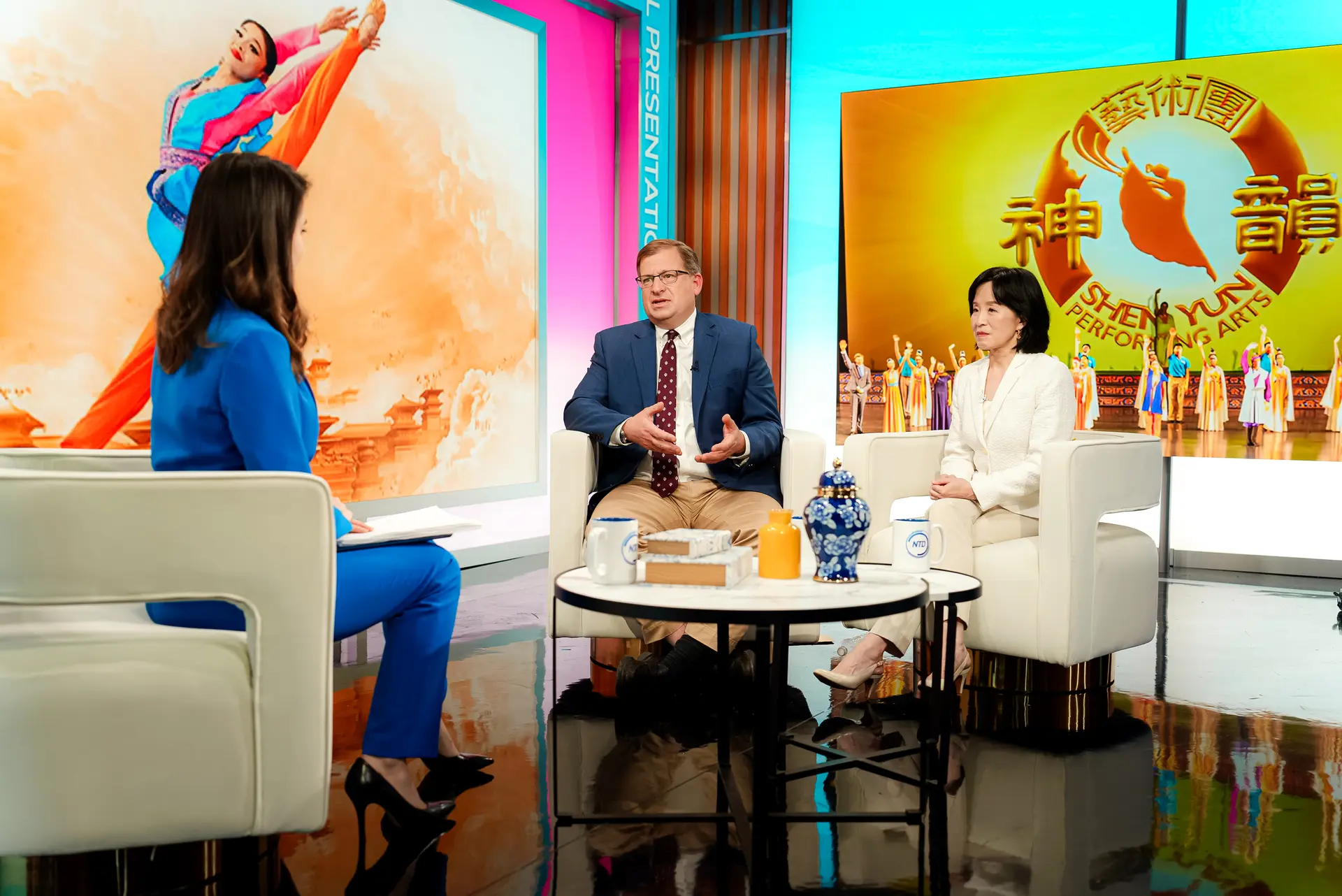 Правозащитник Леви Брауд и Чэнь Ин, вице-президент и дирижёр Shen Yun Performing Arts, дают интервью NTD, в Нью-Йорке 27 ноября 2024 года. (Otabius Williams/The Epoch Times) Shen Yun был создан, чтобы разоблачить компартию и возродить традиционную культуру