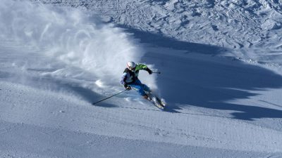 Лавина на горнолыжном курорте Турции завалила туристов (видео)