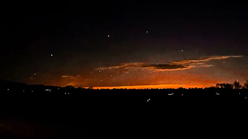 Вечернее небо и точки света в Лебанон-Тауншип, штат Нью-Джерси, 5 декабря 2024 года. (Trisha Bushey via AP) | Epoch Times Россия