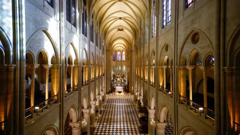 Вид на неф собора Парижской Богоматери во время посещения президентом Франции Эммануэлем Макроном отреставрированных интерьеров собора в Париже, 29 ноября 2024 г. (Sarah Meyssonnier/Pool via AP) | Epoch Times Россия
